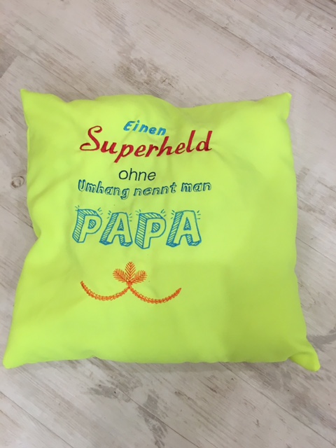 Superheld Papa Schriftzug Stickdatei 20x30